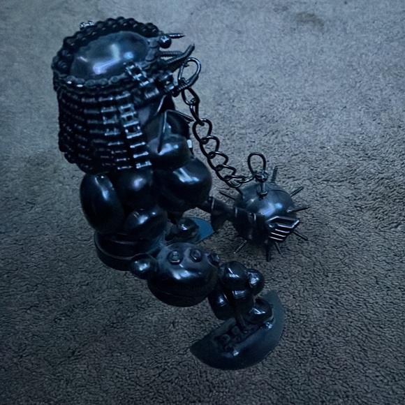 middle character - Picture 5 of 7